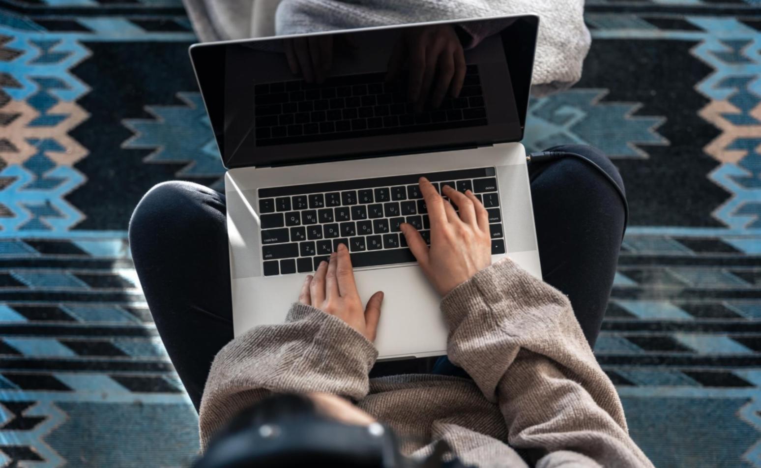 Programmierung am Arbeitsplatz mit mehreren Bildschirmen